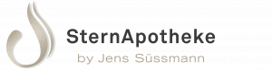 Das Bild zeigt ein Logo, das links ein stilisiertes Flammensymbol und rechts den Text „SternApotheke by Jens Süßmann“ in einer modernen Schriftart enthält. Das Flammensymbol hat ein metallisches Aussehen und der Text ist in Grau- und Schwarztönen gehalten.