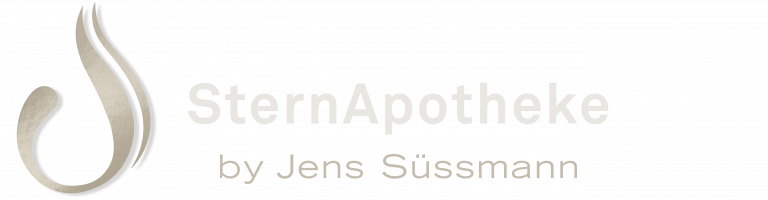 Logo der SternApotheke von Jens Süssmann, mit einem stilisierten, metallischen Flammensymbol auf der linken Seite und dem fettgedruckten Text „SternApotheke“ mit „von Jens Süssmann“ in kleinerer Schriftart darunter, alles auf schwarzem Hintergrund.