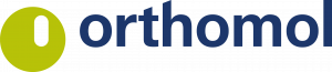 Logo von Orthomol mit dem Markennamen in fetten blauen Kleinbuchstaben. Links neben dem Text befindet sich eine grüne Kreisform mit einem vertikalen blauen ovalen Ausschnitt in der Mitte. Der Hintergrund ist weiß.