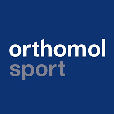 Das Bild zeigt ein blaues Quadrat mit den Worten „Orthomol Sport“ in Kleinbuchstaben. „Orthomol“ ist in weißer Schrift und „Sport“ in hellgrauer Schrift darunter.
