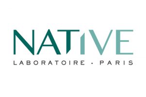 Logo für Native Laboratoire Paris mit dem Wort „NATIVE“ in großen, blaugrünen Großbuchstaben mit einem stilisierten „T“. Darunter stehen in kleinerer schwarzer Schrift die durch einen Punkt getrennten Worte „LABORATOIRE · PARIS“.
