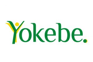 Das Bild zeigt das Yokebe-Logo, das den Markennamen „Yokebe“ in Grün enthält, wobei das „Y“ so stilisiert ist, dass es einer Person mit erhobenen Armen ähnelt, und Gelb eingearbeitet ist, um eine Figur in Bewegung darzustellen. Am Ende erscheint ein kleiner grün-gelber Punkt.