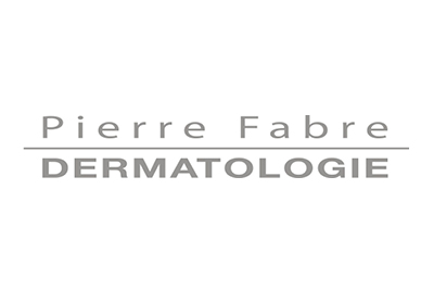Das Logo zeigt „Pierre Fabre“ in grauem Großbuchstaben über einer horizontalen Linie und „DERMATOLOGIE“ in fettem grauem Großbuchstaben unter der Linie.