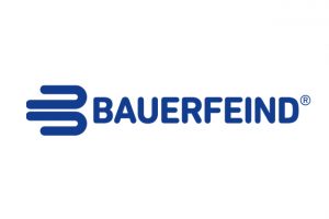 Das Bild zeigt das Bauerfeind-Logo mit dem Markennamen „BAUERFEIND“ in blauen Großbuchstaben und einem stilisierten „B“ aus drei horizontalen Linien, ebenfalls in Blau, auf der linken Seite. Das Logo steht auf einem weißen Hintergrund.