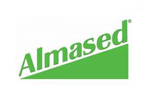 Das Bild zeigt das Almased-Logo, das aus dem Markennamen „Almased“ in grünen, kursiven Buchstaben auf einem grünen dreieckigen Hintergrund besteht.