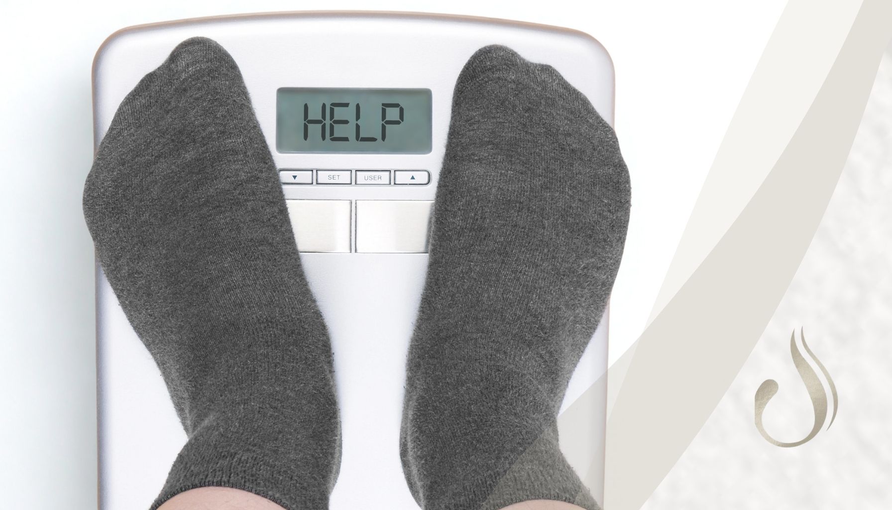 Füße in dunklen Socken auf einer Waage, die in der Anzeige Help anzeigt zum Thema Adipositas - Was ist das?