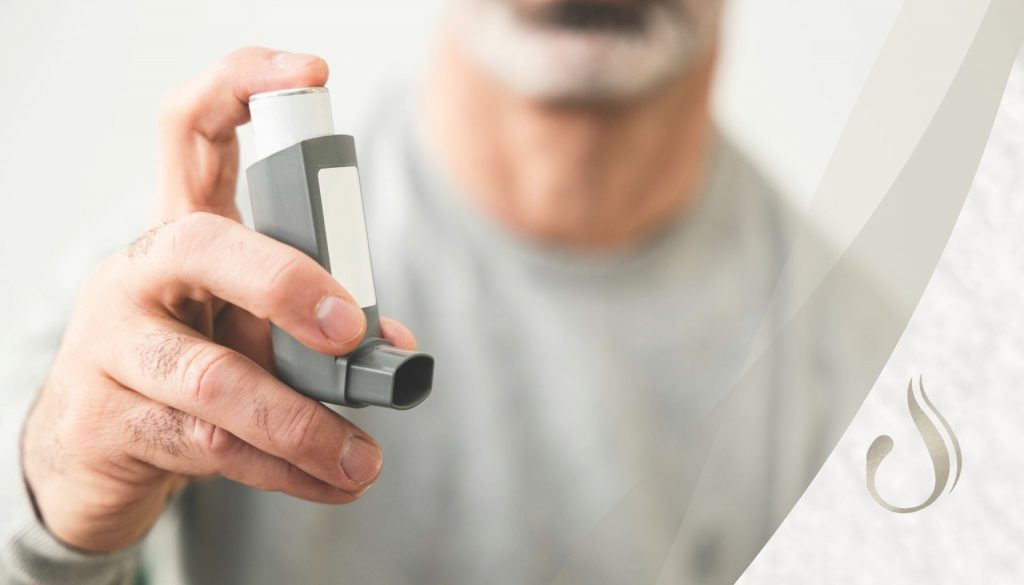 Nahaufnahme Mann hält Asthma Spray in der Hand