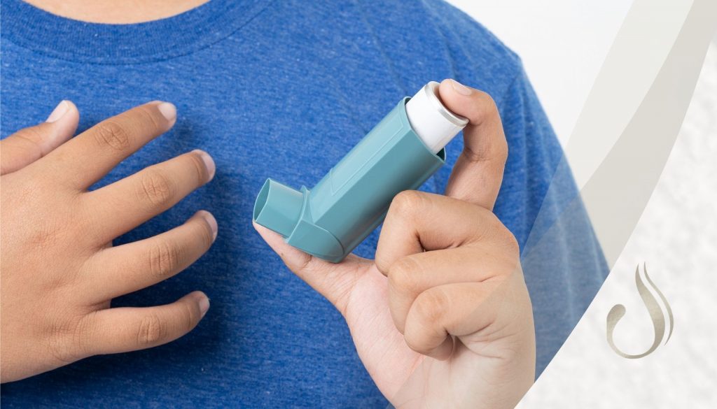 Nahaufnahme Junge hält Asthma Spray in den Händen