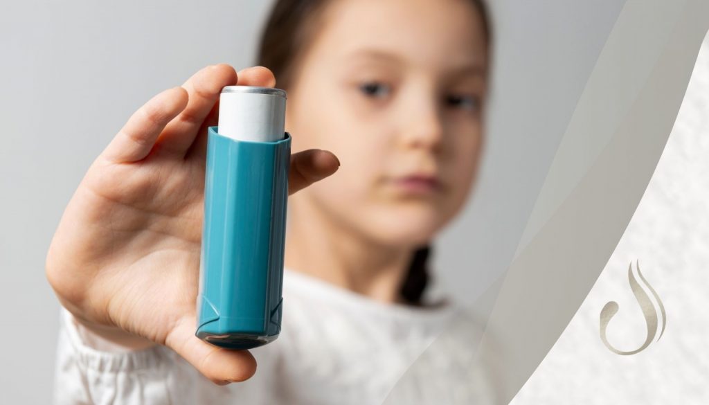 Mädchen zeigt ihr Inhalationsgerät