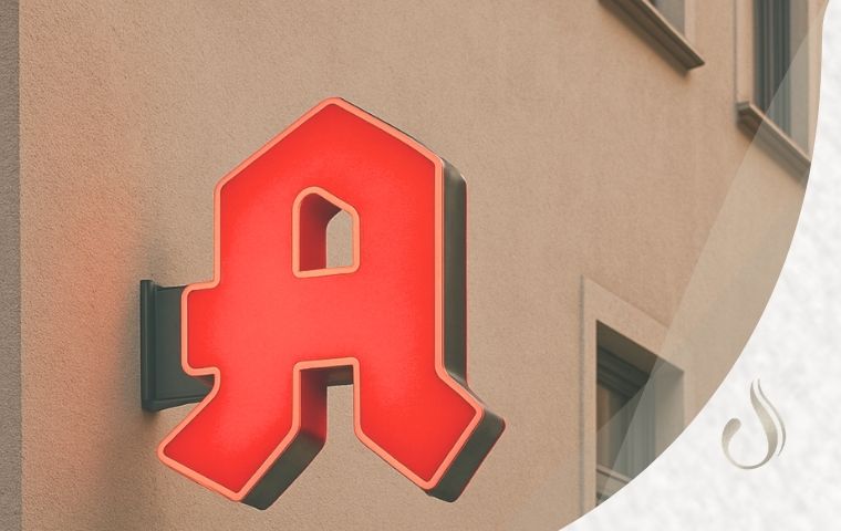 Apothekenzeichen an einer Hauswand zum Thema Apotheke in der Nähe