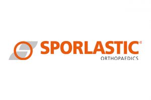 Das Bild zeigt das Logo von Sporlastik Orthopaedics. Es zeigt den Firmennamen „SPORLASTIC“ in fettem orangefarbenem Text und darunter in kleinerem grauen Text „ORTHOPAEDICS“. Links neben dem Text befindet sich ein orangefarbener Kreis mit einer grauen geschwungenen Linie darin.