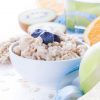 Obst , Wasser und Müsli zum Thema Ernährungsberatung