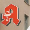 Apotheken Zeichen an einer Hausfassade als Kennzeichen einer Apotheke zum Thema Apotheken Magazin