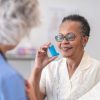 Apothekerin mit Inhalationspatientin bei Inhalationsschulung zum Thema pharmazeutische Dienstleistung Inhalativa