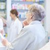 Apothekerin berät eine Dame am Schalter zum Thema pharmazeutische Dienstleistungen in der Apotheke