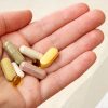 Nahrungsergänzungsmittel in einer Hand zum Thema Welche Supplements sind sinnvoll.