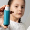 Mädchen zeigt ihr Inhalationsgerät